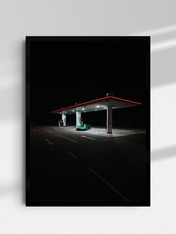 Lamborghini ved OK tankstation om natten – stemningsfuldt fotoprint fra Jylland